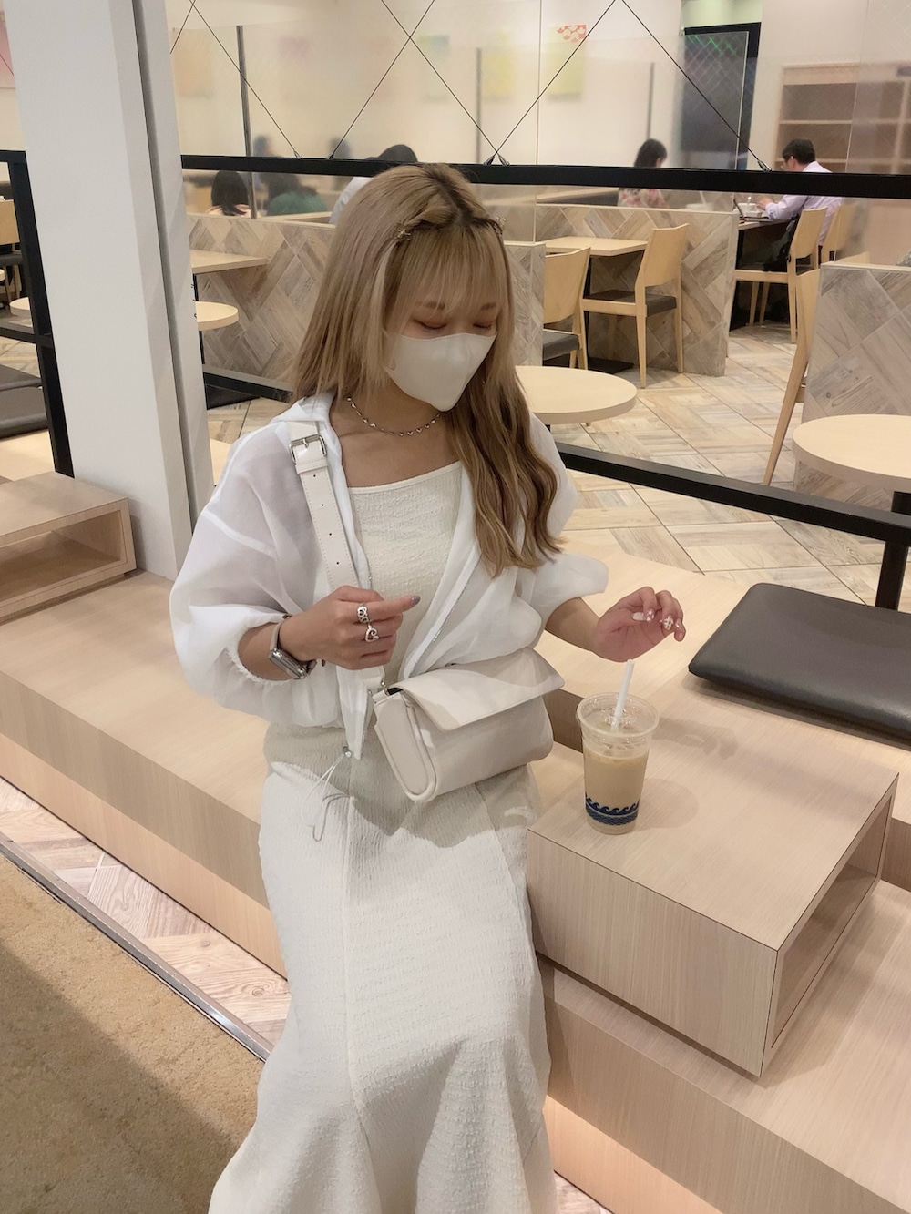 ホワイト系のサンダル、ホワイト系のワンピース、ホワイト系のマウンテンパーカーを着用したレディースの春コーディネートの3枚目の写真