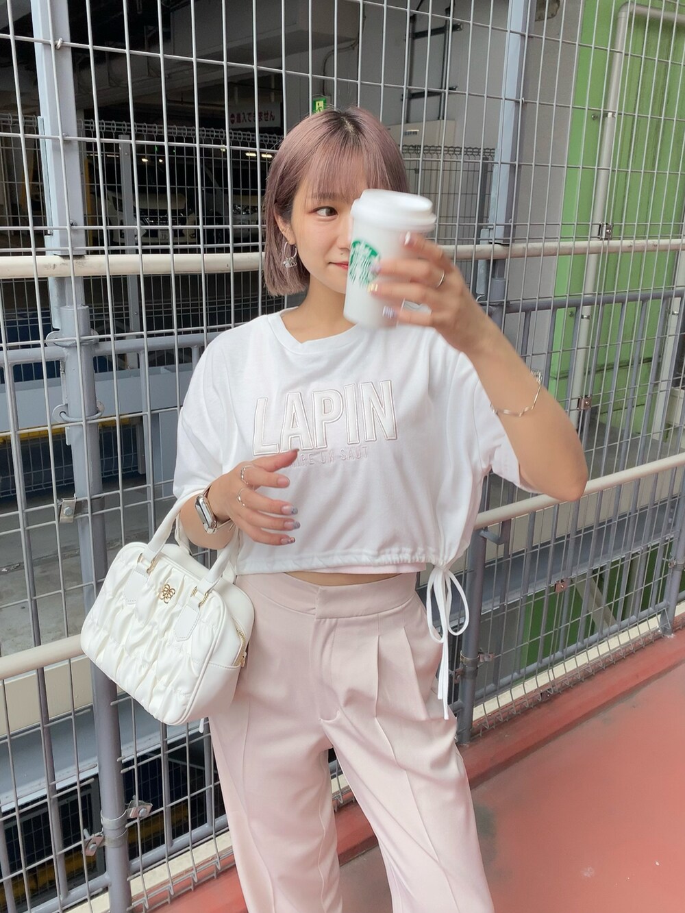 ホワイト系のTシャツ/カットソー、ピンク系のタンクトップ、ピンク系のスラックスを着用したレディースの夏コーディネートの5枚目の写真