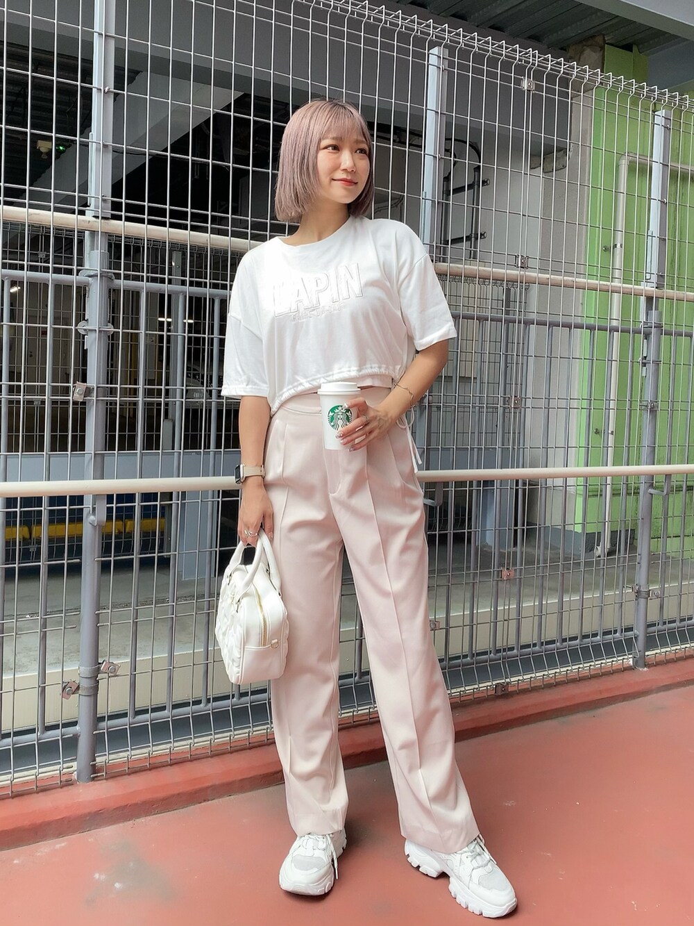 ホワイト系のTシャツ/カットソー、ピンク系のタンクトップ、ピンク系のスラックスを着用したレディースの夏コーディネートの3枚目の写真