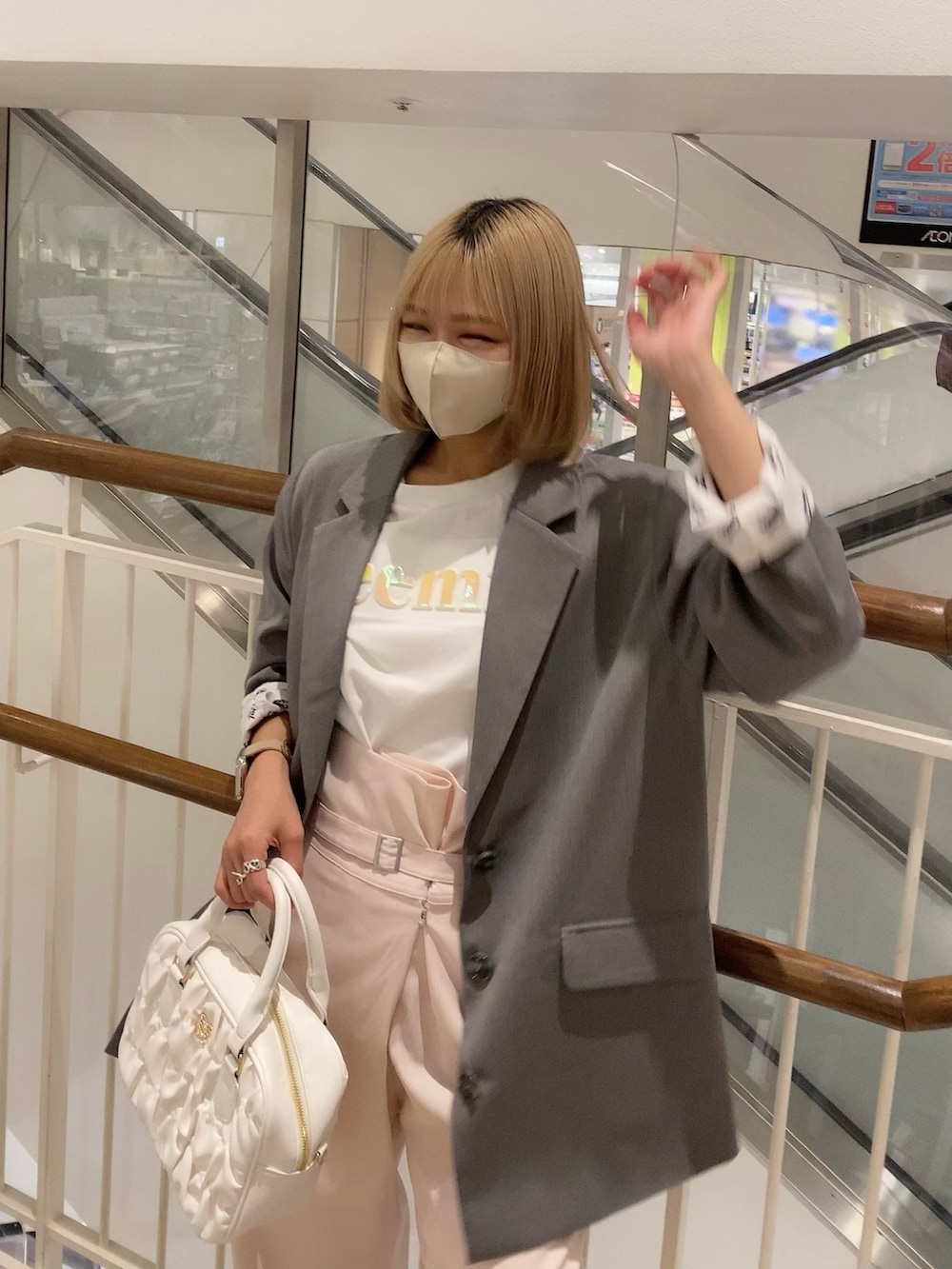 「休日スタイル、楽チンコーデ、パンツコーデ、きれいめカジュアル、ピンク、ピンクコーデ、ピンク×グレー、スラックス、ジャケット、ジャケットスタイル、春服コーデ、スニーカー、白スニーカー、セットアップ、大人ガーリー」｜「Seemi. byNICECLAUPの【Seemi】テーラードジャケット（テーラードジャケット、グレー系）」を使った、ａｎｃｈａｎさん（レディース・158cm）の春コーディネートの4枚目の写真