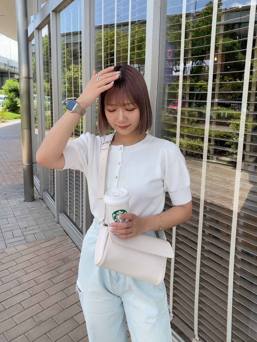 ホワイト系のボディバッグ/ウエストポーチ、ホワイト系のカーディガン/ボレロ、ブルー系のデニムパンツを着用したレディースの夏コーディネートの5枚目の写真