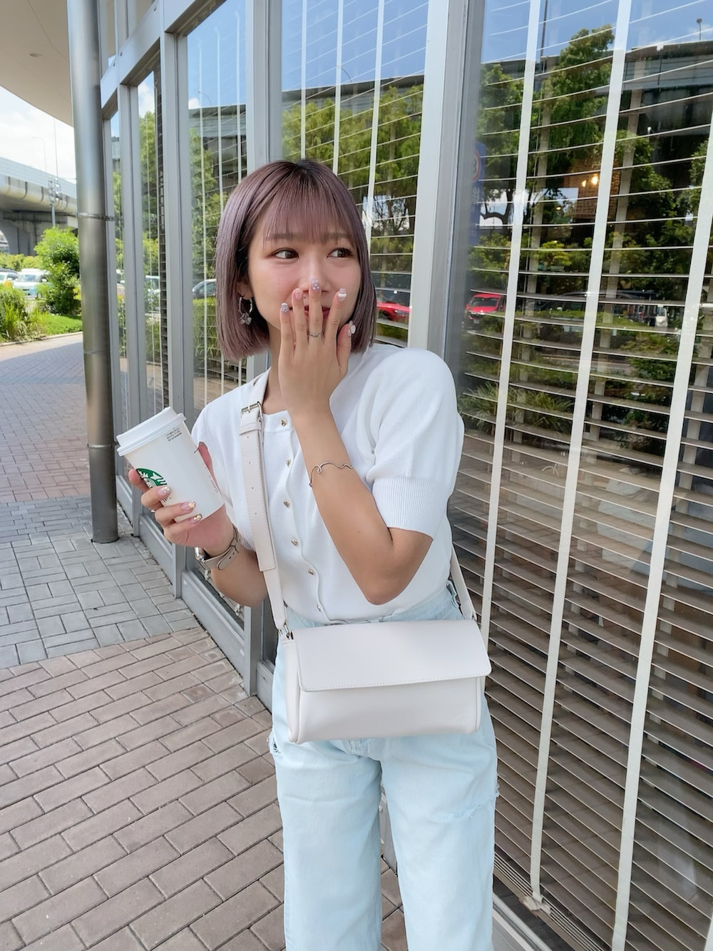 ホワイト系のボディバッグ/ウエストポーチ、ホワイト系のカーディガン/ボレロ、ブルー系のデニムパンツを着用したレディースの夏コーディネートの4枚目の写真