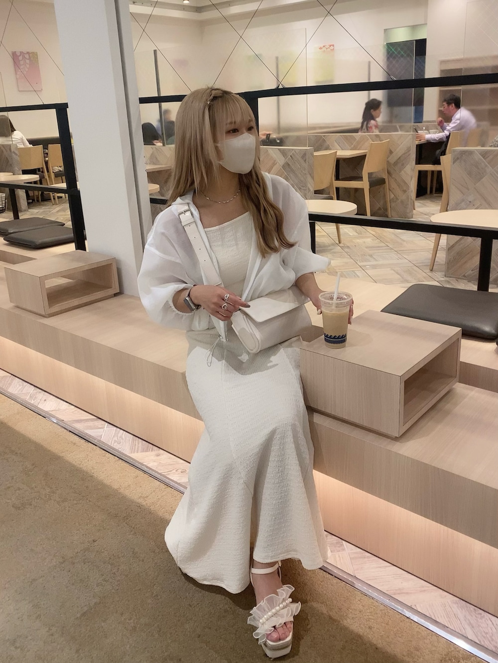 ホワイト系のサンダル、ホワイト系のワンピース、ホワイト系のマウンテンパーカーを着用したレディースの春コーディネートの2枚目の写真