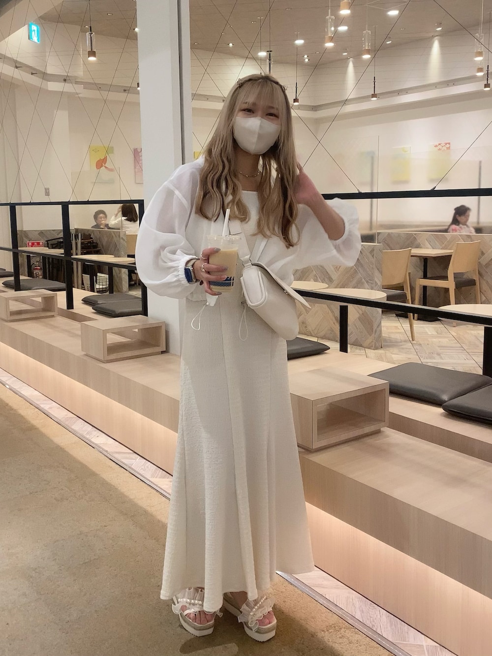 ホワイト系のサンダル、ホワイト系のワンピース、ホワイト系のマウンテンパーカーを着用したレディースの春コーディネートの5枚目の写真