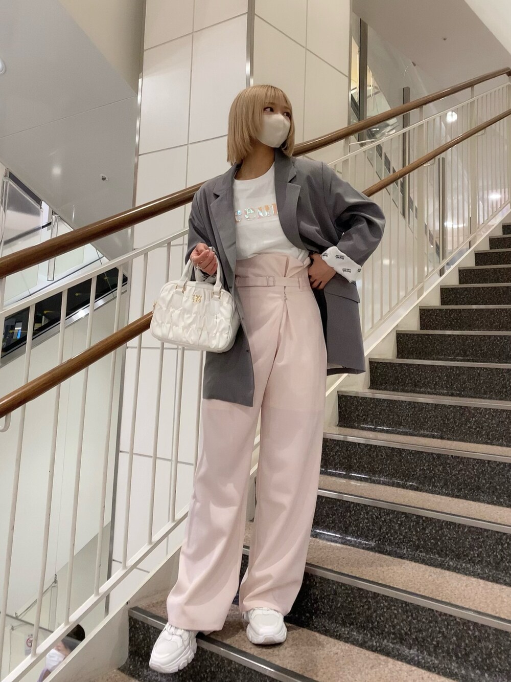 「休日スタイル、楽チンコーデ、パンツコーデ、きれいめカジュアル、ピンク、ピンクコーデ、ピンク×グレー、スラックス、ジャケット、ジャケットスタイル、春服コーデ、スニーカー、白スニーカー、セットアップ、大人ガーリー」｜「Seemi. byNICECLAUPの【Seemi】テーラードジャケット（テーラードジャケット、グレー系）」を使った、ａｎｃｈａｎさん（レディース・158cm）の春コーディネートの3枚目の写真