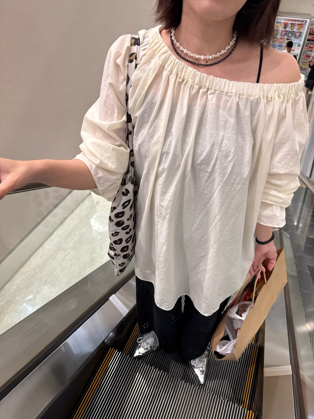 ベージュ系のシャツ/ブラウス、ブラック系のその他パンツ、グレー系のサンダルを着用したレディースの春コーディネートの2枚目の写真