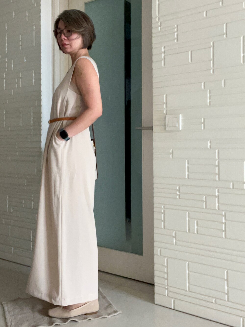 ベージュ系のショルダーバッグを着用したレディースの秋コーディネートの2枚目の写真