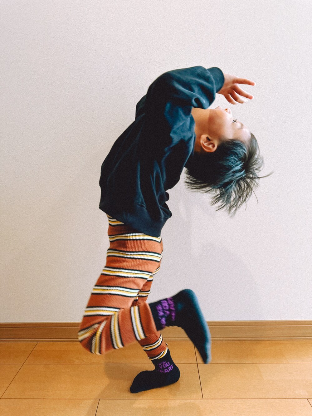 ブラック系のパーカーを着用したキッズの秋コーディネートの3枚目の写真