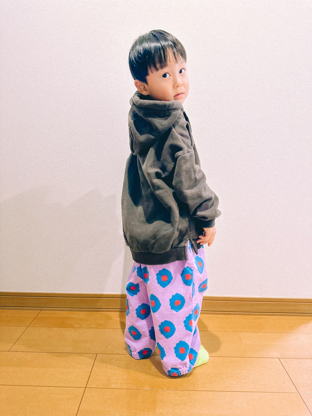 パープル系のパンツ、その他のソックス/靴下を着用したキッズの秋コーディネートの2枚目の写真