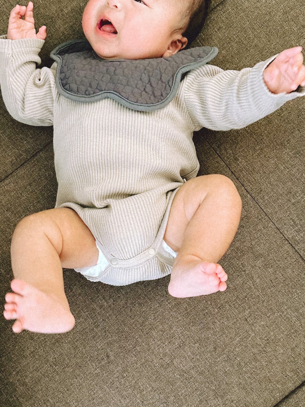 ベージュ系のロンパースを着用したキッズの秋コーディネートの2枚目の写真