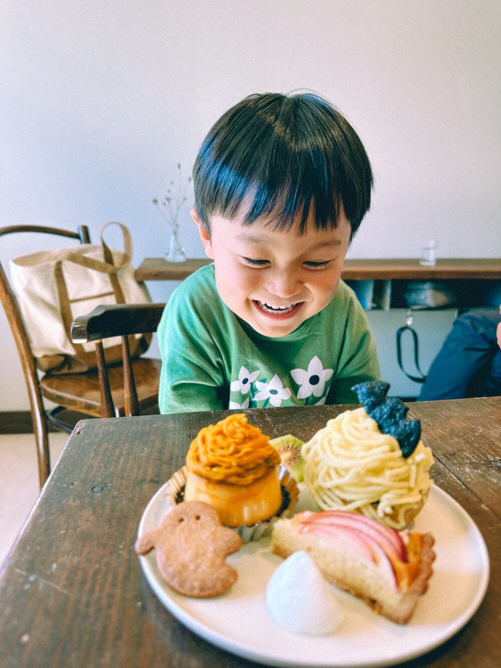 グリーン系のTシャツ/カットソーを着用したキッズの秋コーディネートの4枚目の写真