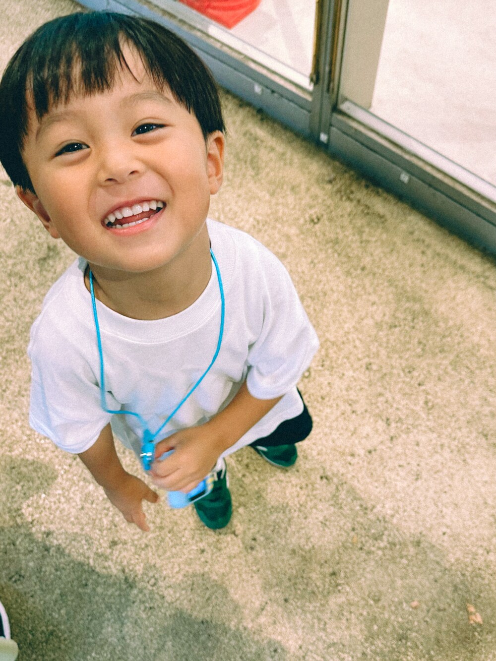 グリーン系のスニーカー、ホワイト系のTシャツ/カットソー、ホワイト系のソックス/靴下を着用したキッズの秋コーディネートの3枚目の写真