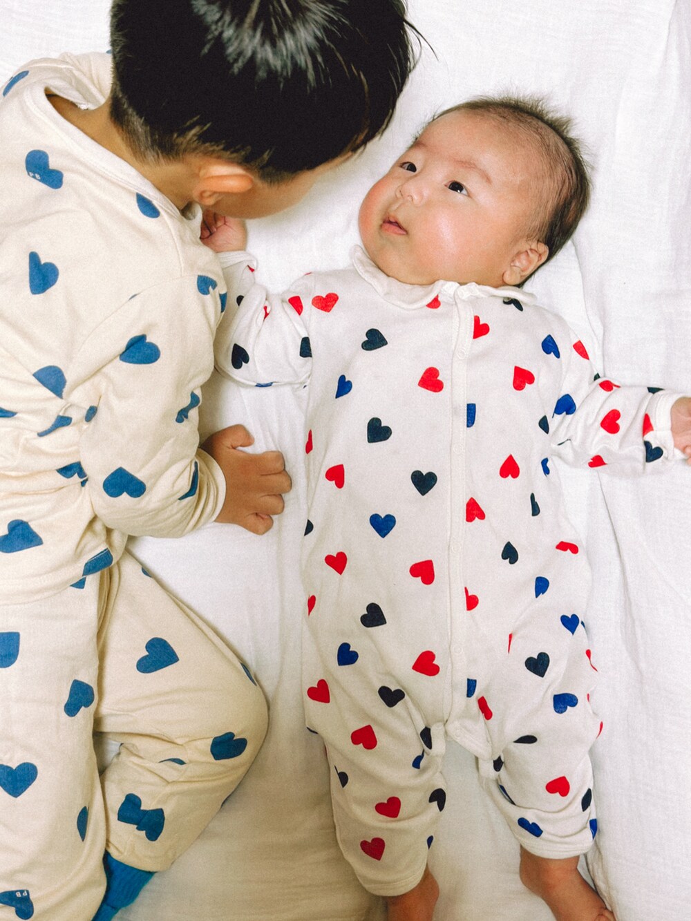 ホワイト系のルームウェア/パジャマ、ブルー系のソックス/靴下を着用したキッズの秋コーディネートの4枚目の写真