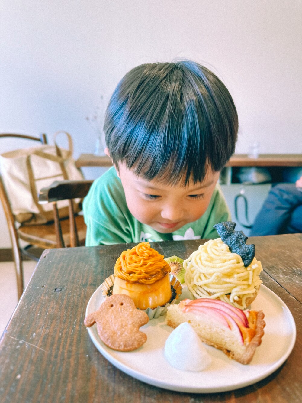 グリーン系のTシャツ/カットソーを着用したキッズの秋コーディネートの3枚目の写真