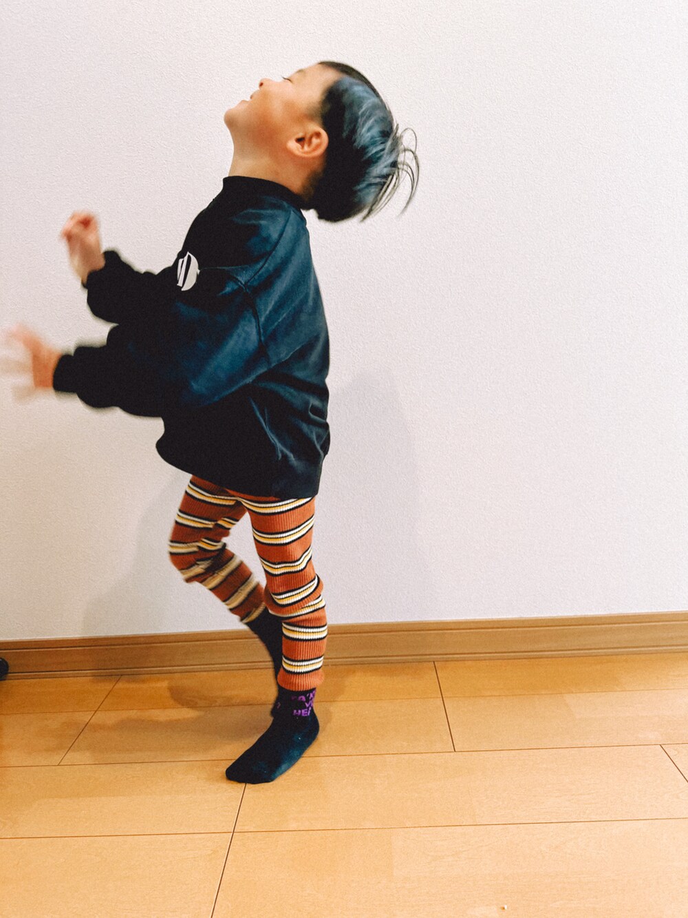 ブラック系のパーカーを着用したキッズの秋コーディネートの2枚目の写真