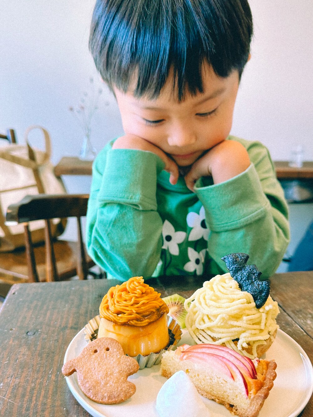 グリーン系のTシャツ/カットソーを着用したキッズの秋コーディネートの2枚目の写真