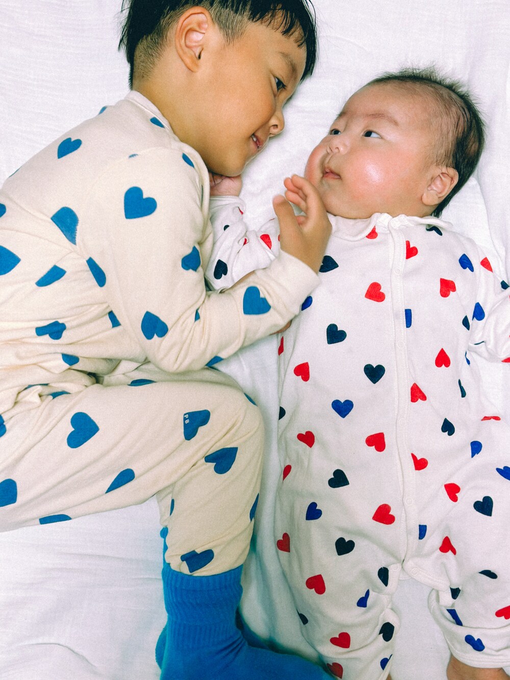 ホワイト系のルームウェア/パジャマ、ブルー系のソックス/靴下を着用したキッズの秋コーディネートの2枚目の写真