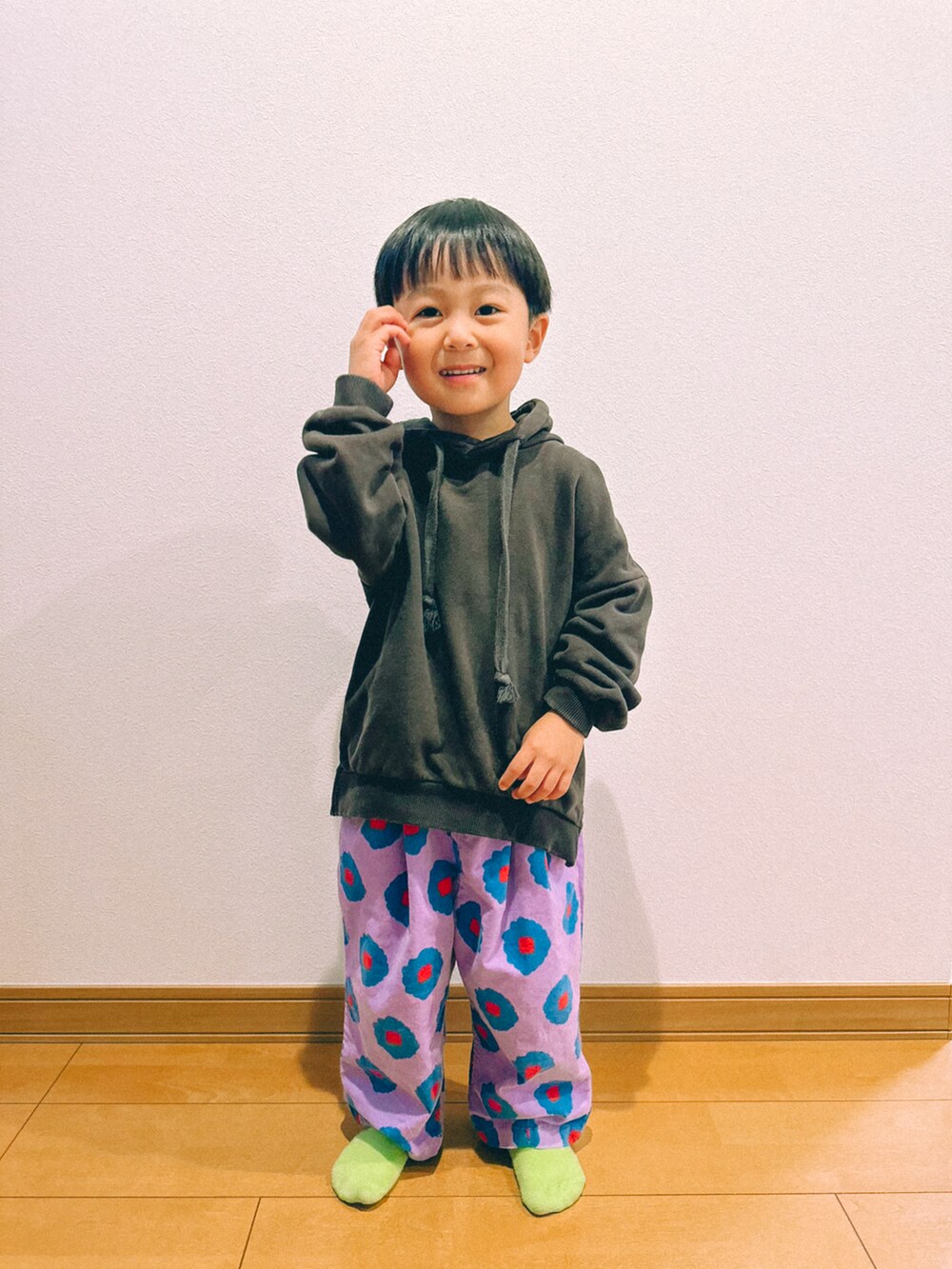 パープル系のパンツ、その他のソックス/靴下を着用したキッズの秋コーディネートの3枚目の写真