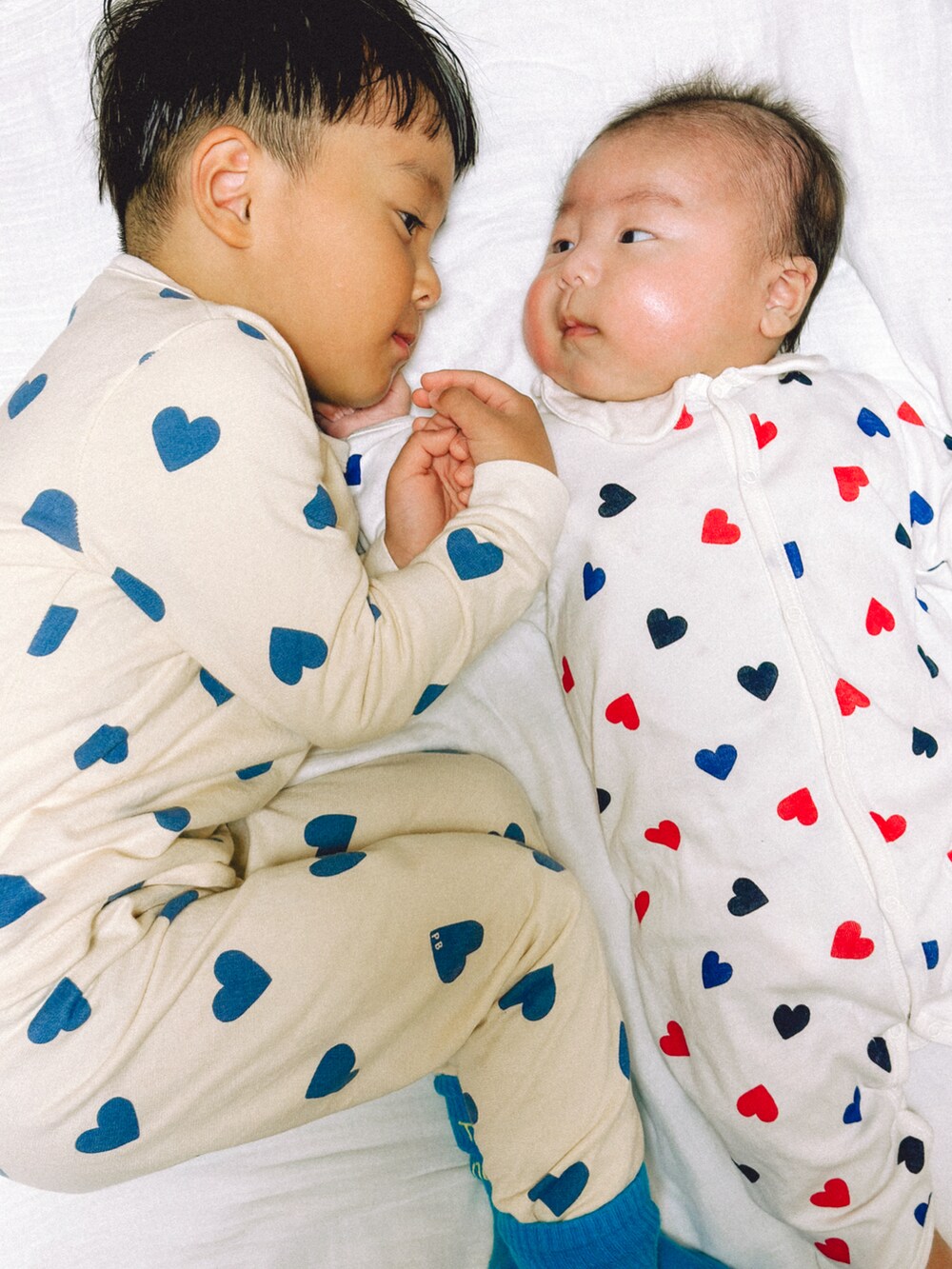 ホワイト系のルームウェア/パジャマ、ブルー系のソックス/靴下を着用したキッズの秋コーディネートの3枚目の写真