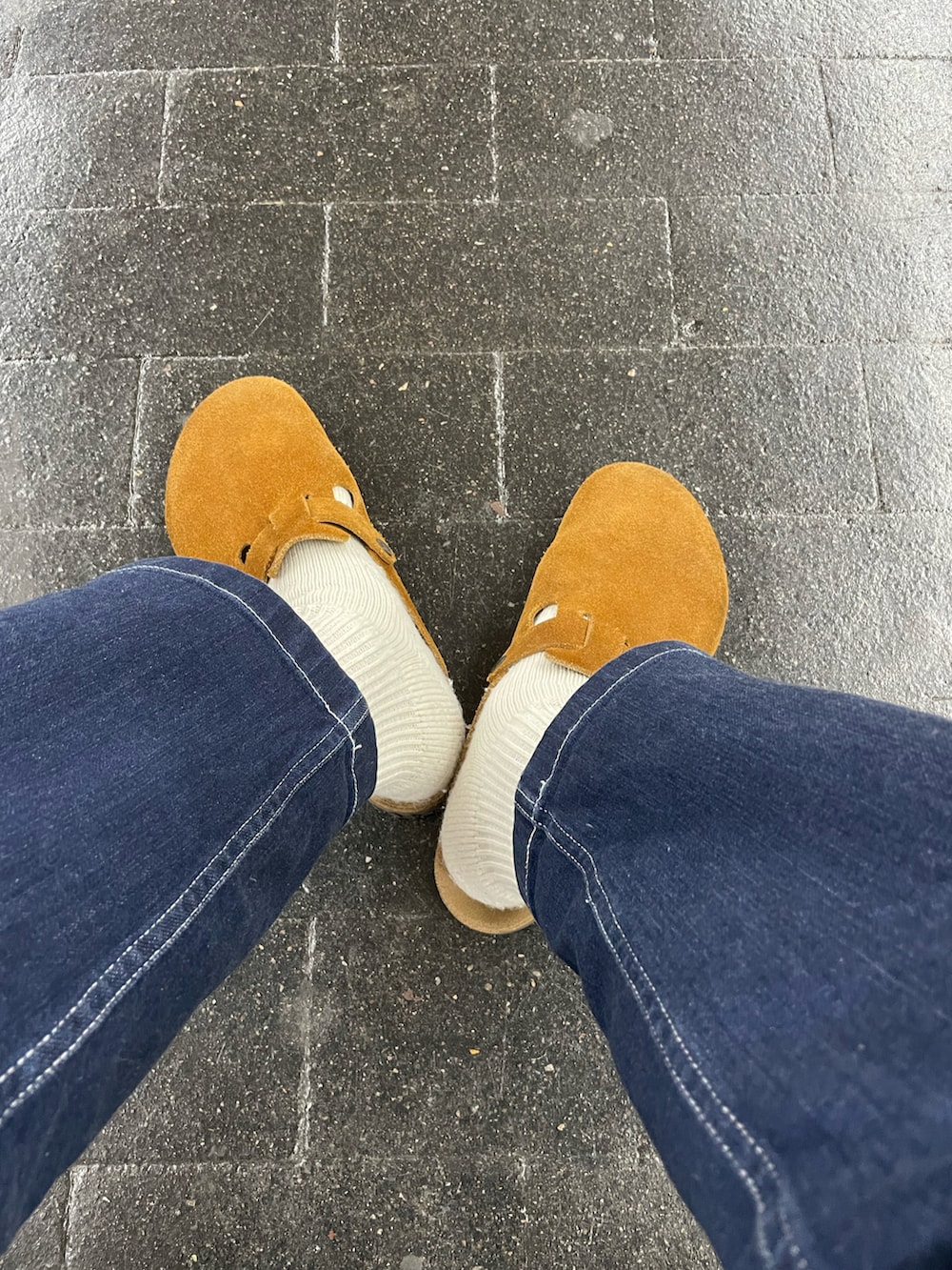 ベージュ系のその他アウター、ブラウン系のサンダル、ブルー系のマウンテンパーカーを着用したメンズの冬コーディネートの3枚目の写真