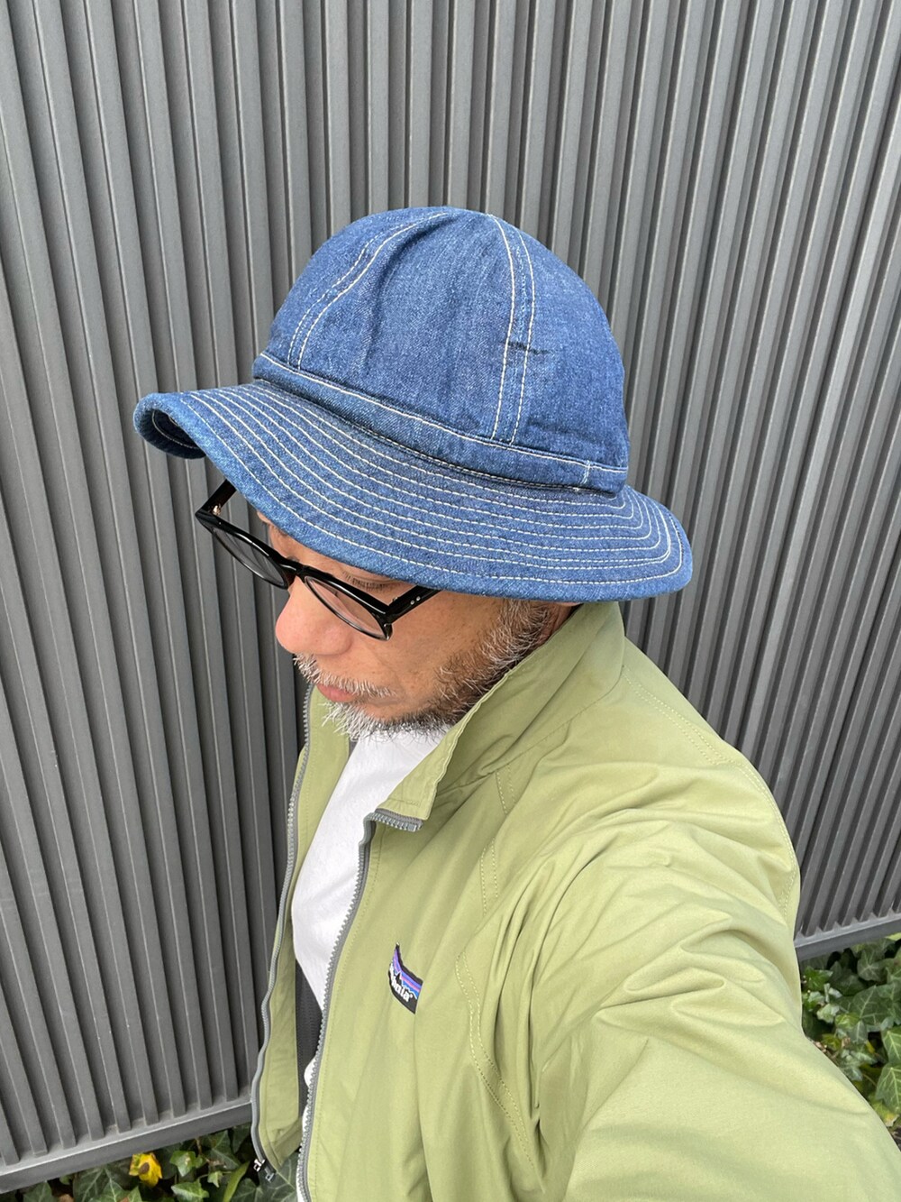 ブラウン系のサンダルを着用したメンズの春コーディネートの3枚目の写真