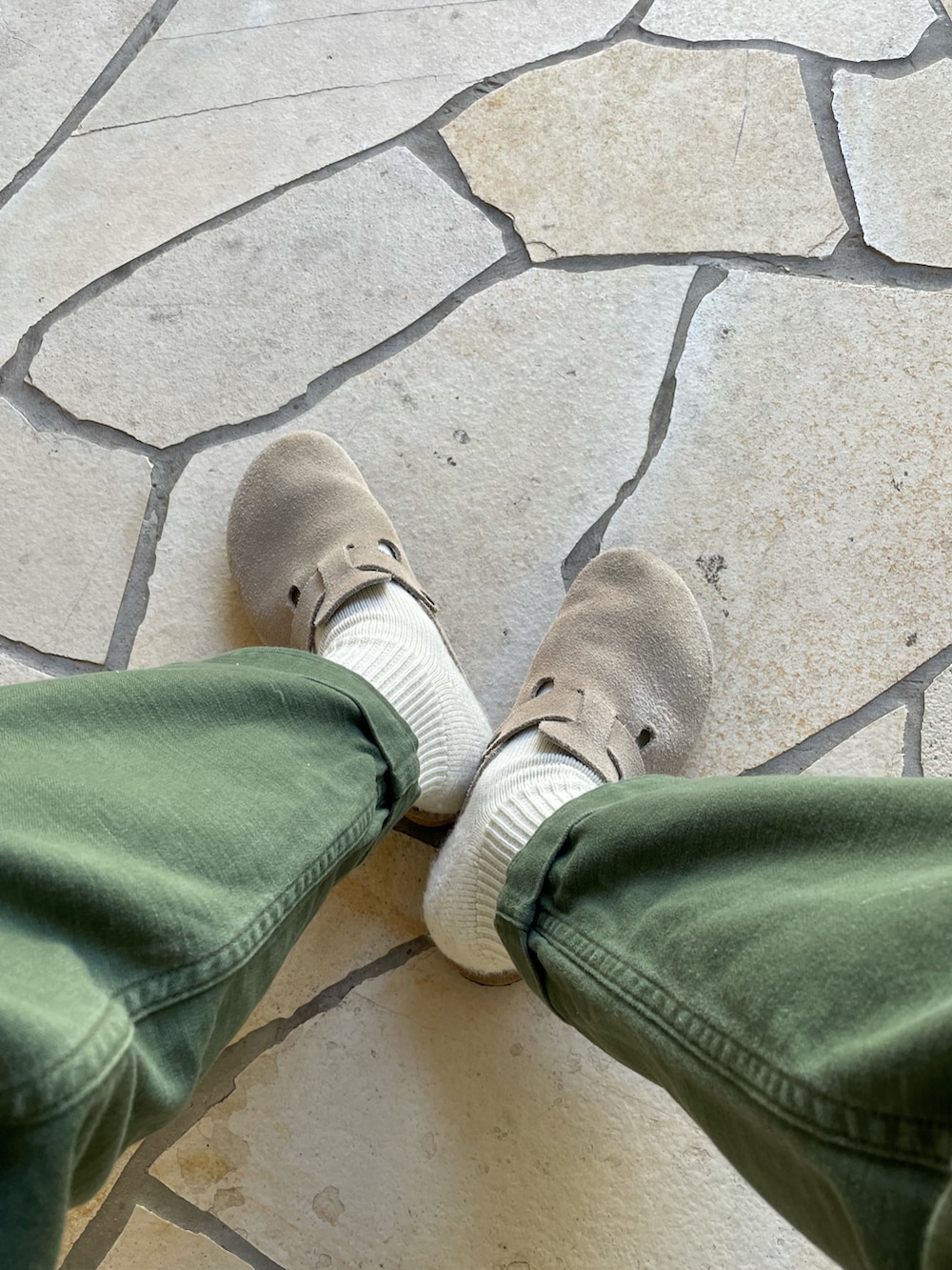 ブラック系のナイロンジャケットを着用したメンズの冬コーディネートの2枚目の写真