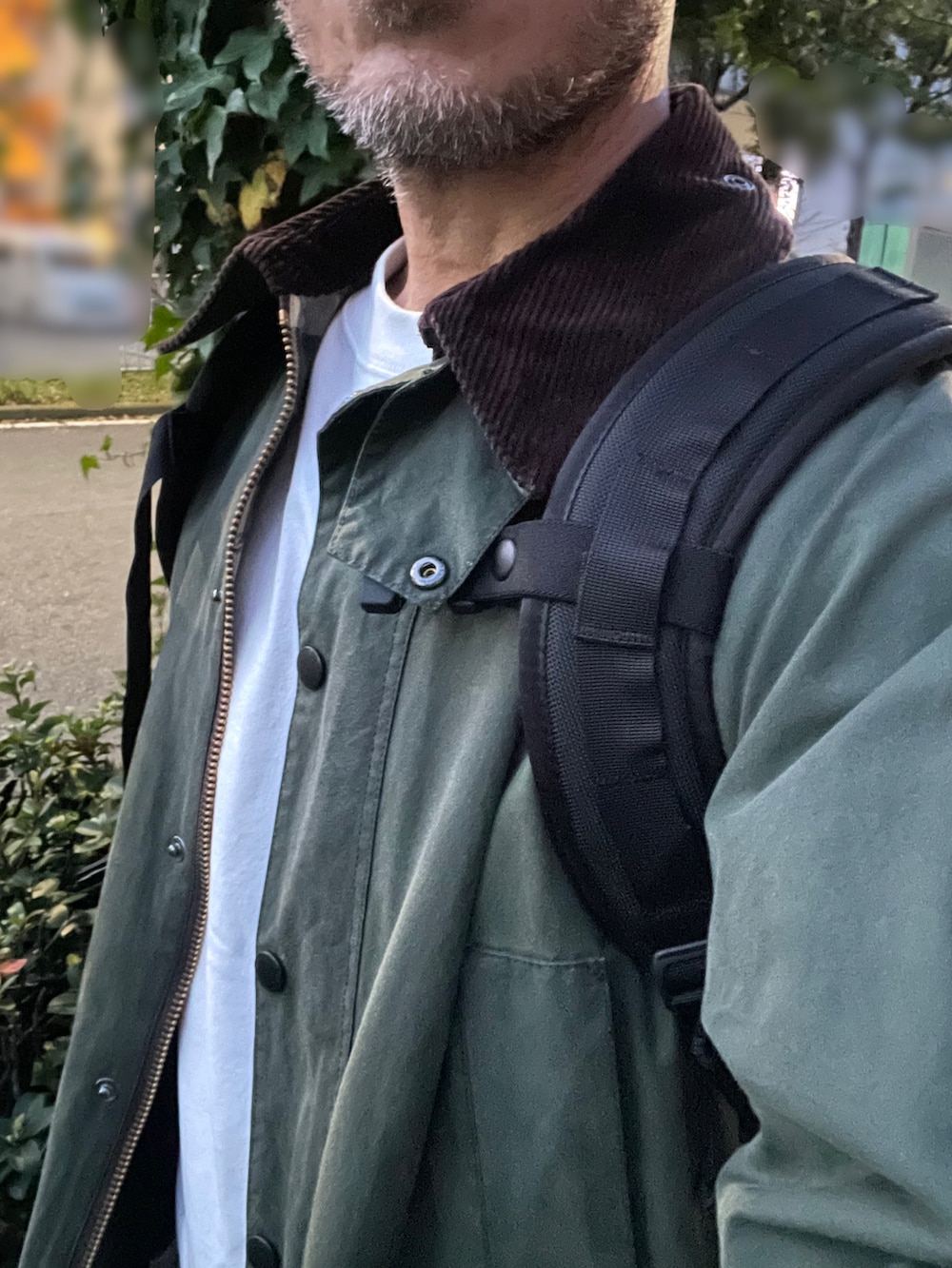 グリーン系のブルゾンを着用したメンズの春コーディネートの2枚目の写真