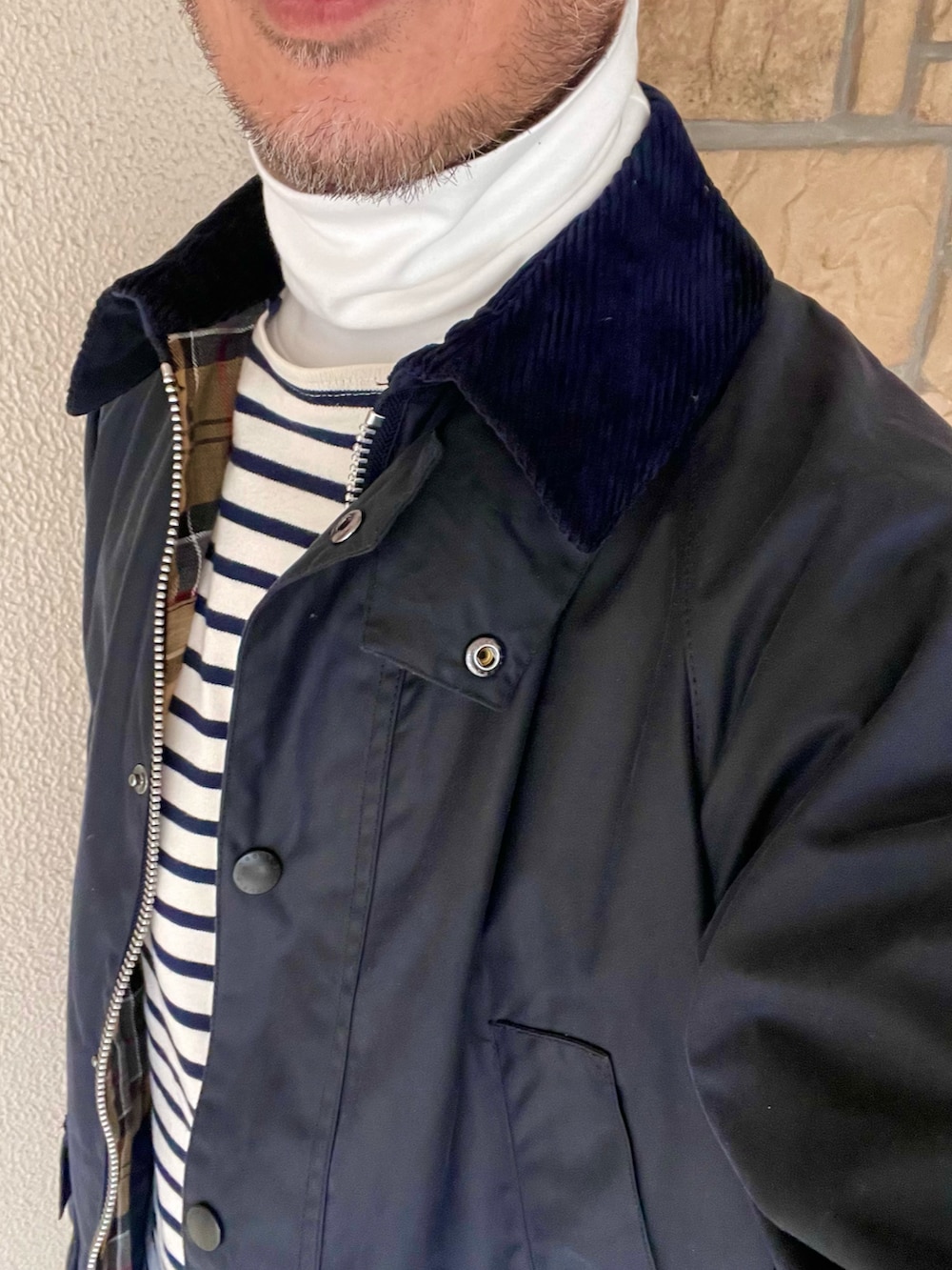 ブルー系のブルゾン、ブルー系のスニーカーを着用したメンズの冬コーディネートの2枚目の写真