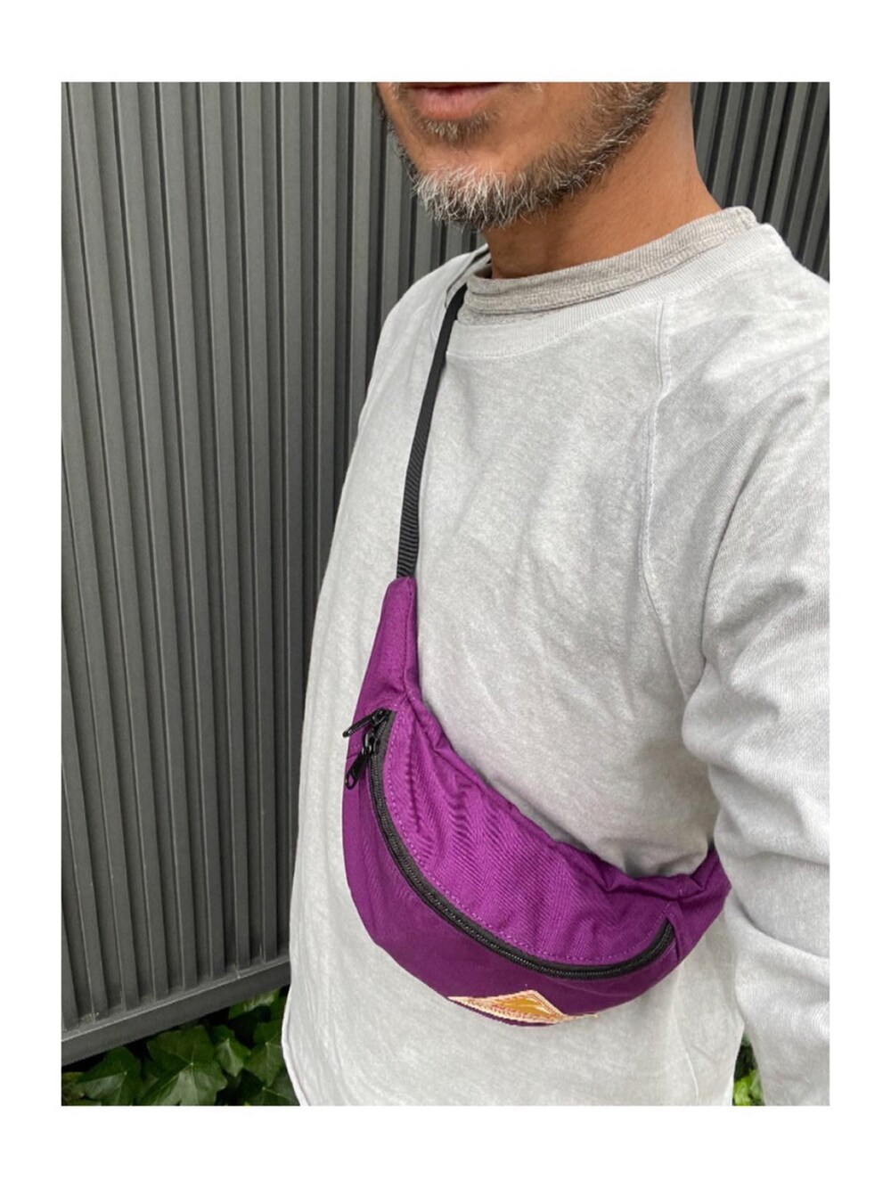 パープル系のボディバッグ/ウエストポーチを着用したメンズの春コーディネートの2枚目の写真
