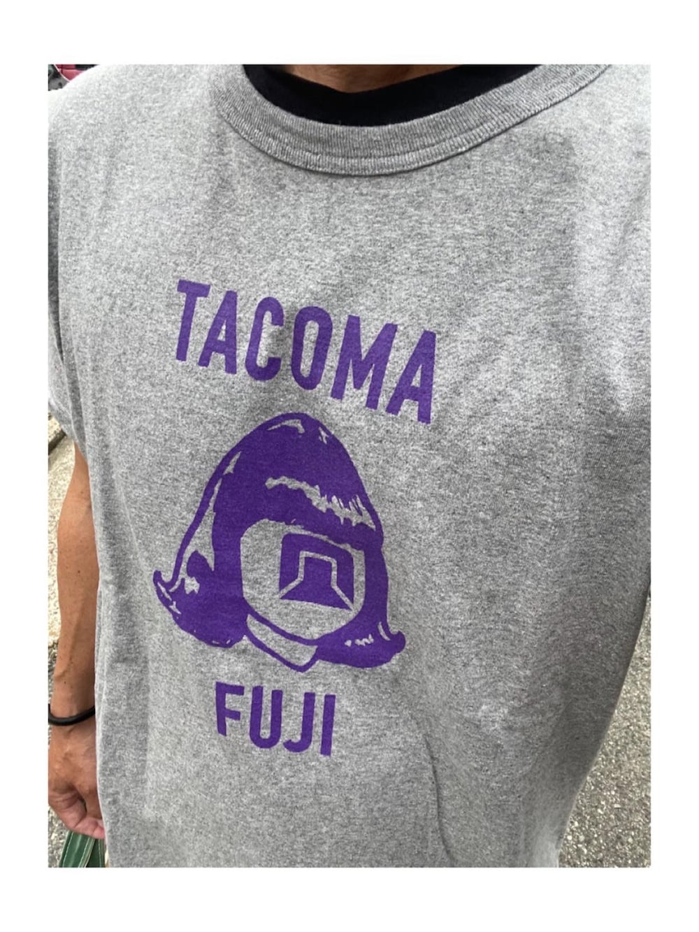 「tacoma fuji records、タコマフジ、チノパン、トートバッグ、デニムハット、ビルケンシュトック、birkenstock、シンプル、Tシャツ」｜「TACOMA FUJI RECORDSのアイテム（Tシャツ/カットソー、グレー系）」を使った、yonemicci70さん（メンズ・173cm）の夏コーディネートの2枚目の写真