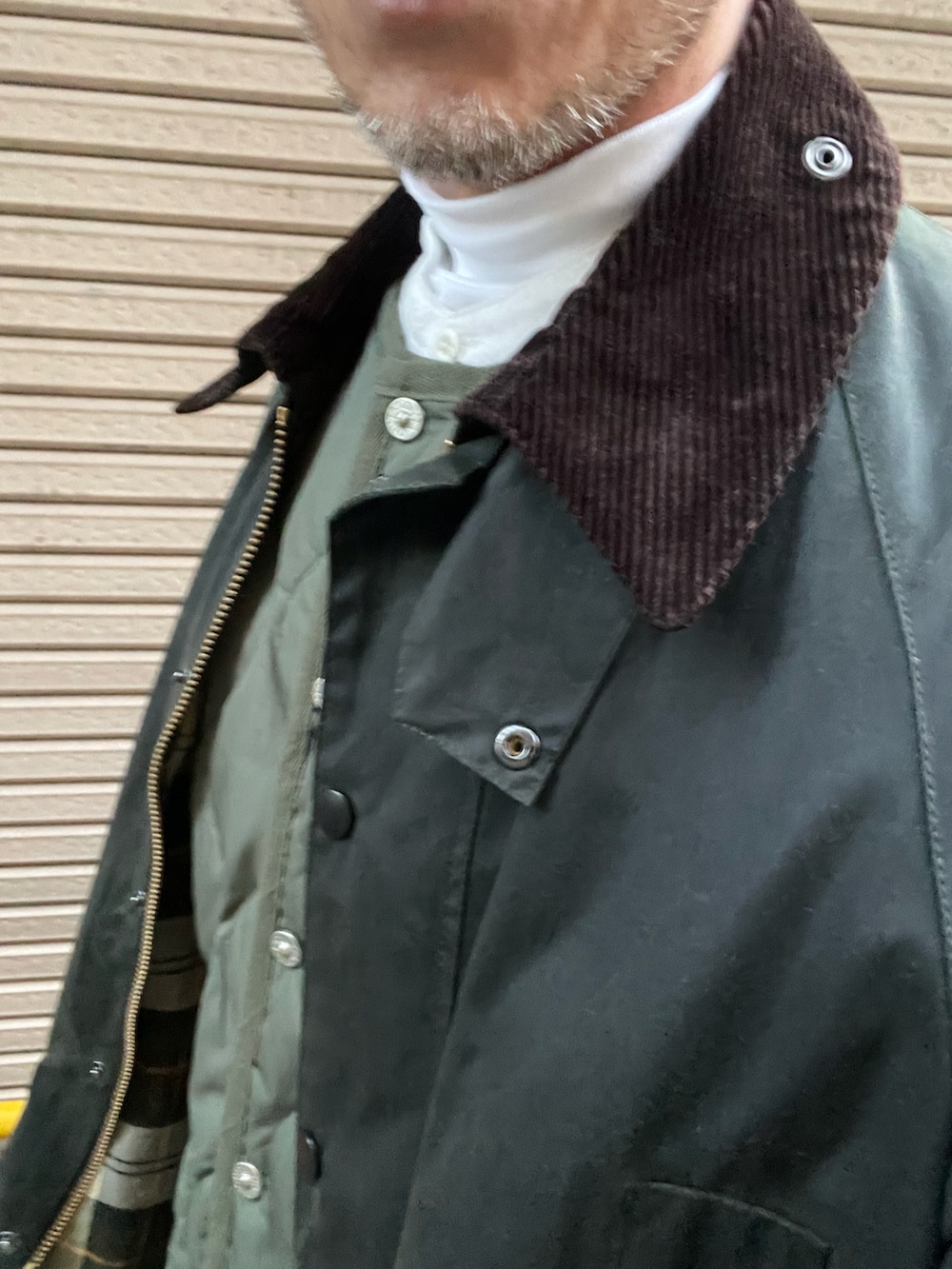 グリーン系のブルゾン、グリーン系のジャケット/アウターを着用したメンズの冬コーディネートの2枚目の写真