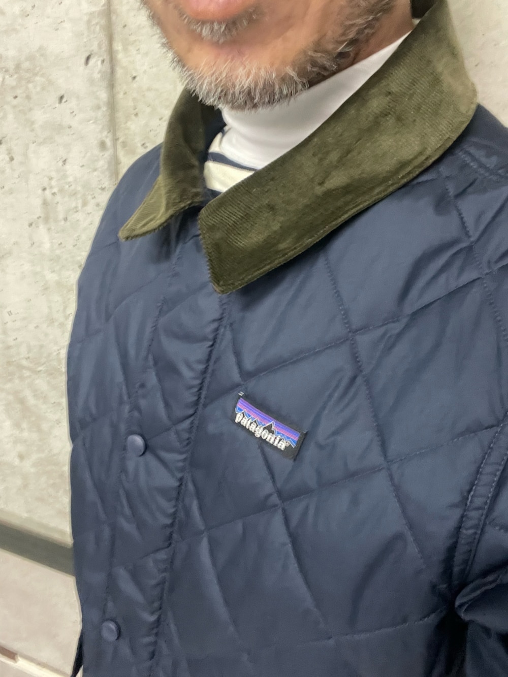 ブルー系のジャケット/アウター、ブラック系のサンダルを着用したメンズの冬コーディネートの2枚目の写真