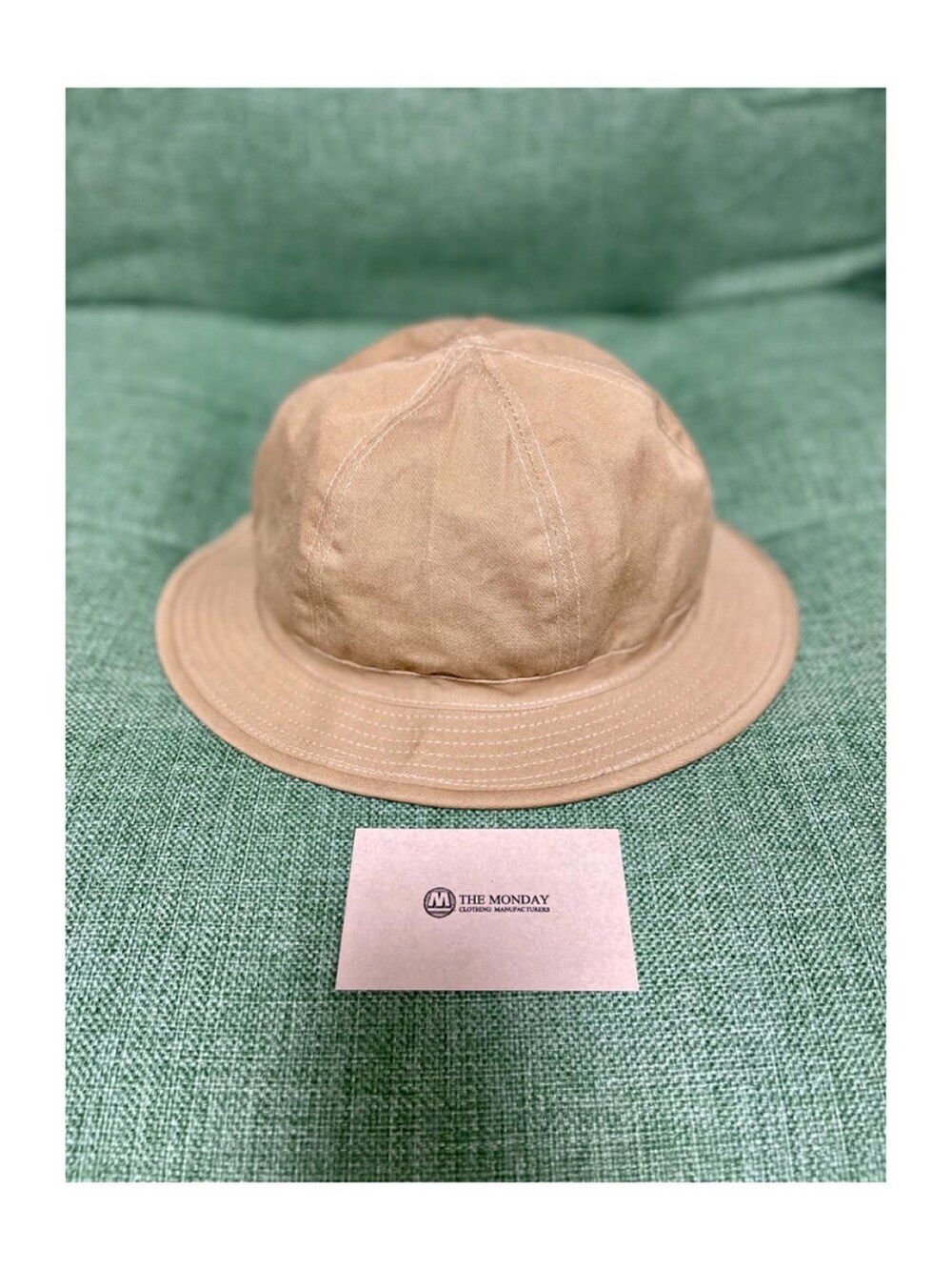 ベージュ系のハットを着用したメンズの夏コーディネートの3枚目の写真
