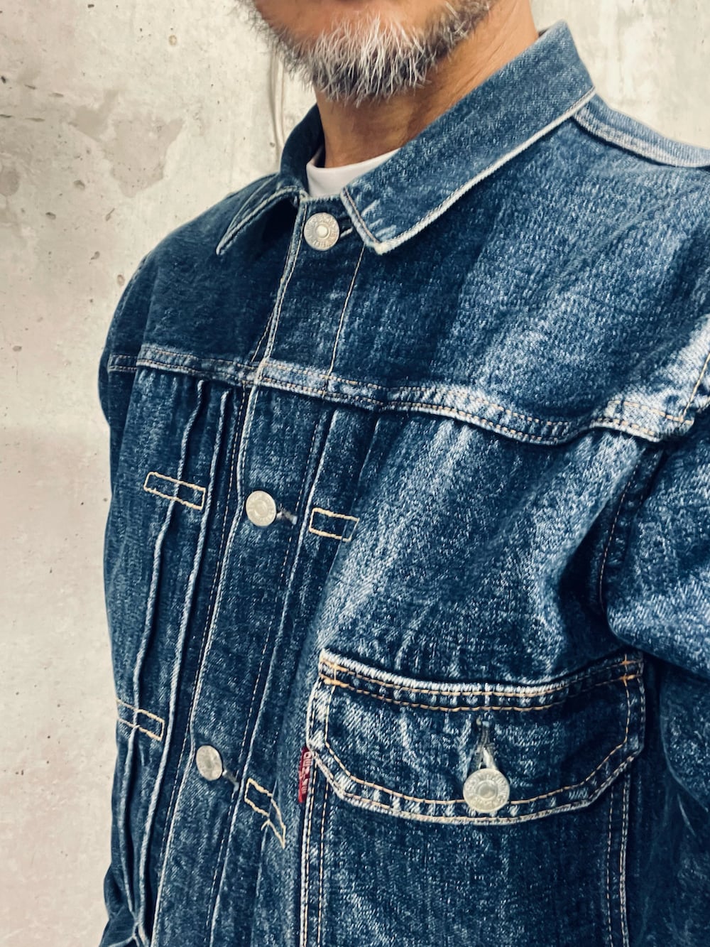 ブルー系のデニムジャケットを着用したメンズの秋コーディネートの2枚目の写真