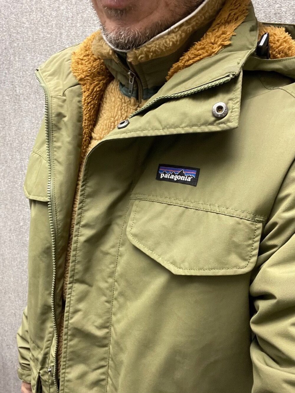 ブルー系のデニムパンツを着用したメンズの冬コーディネートの2枚目の写真