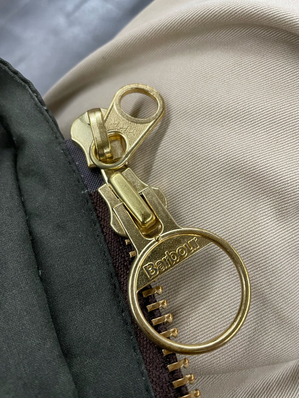 グリーン系のブルゾンを着用したメンズの秋コーディネートの2枚目の写真