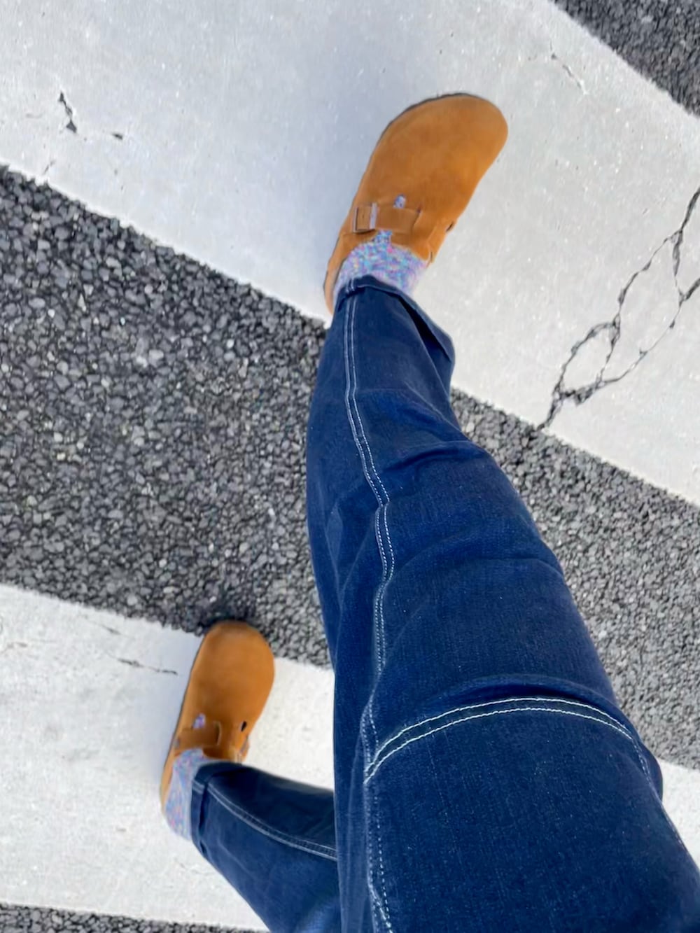 ブラウン系のサンダルを着用したメンズの春コーディネートの2枚目の写真