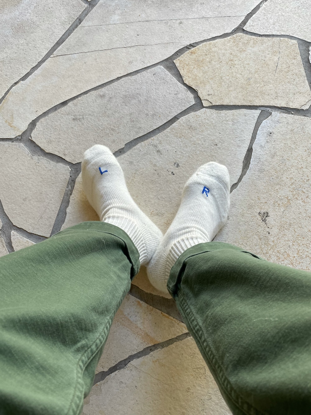 ブラック系のナイロンジャケットを着用したメンズの冬コーディネートの3枚目の写真