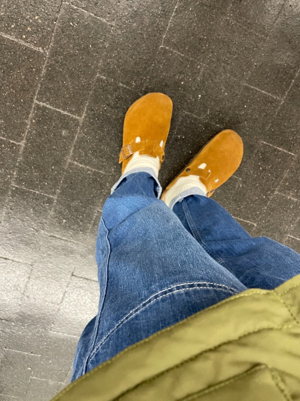 グリーン系のマウンテンパーカー、ブラウン系のサンダル、ホワイト系のソックス/靴下を着用したメンズの冬コーディネートの2枚目の写真