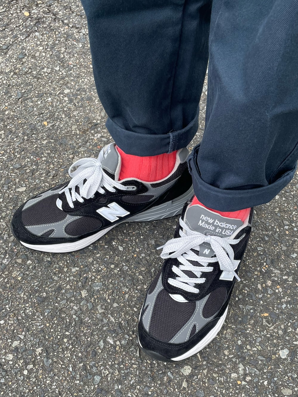 ブラック系のスニーカー、ブラック系のバックパック/リュック、ホワイト系のシャツ/ブラウスを着用したメンズの秋コーディネートの2枚目の写真