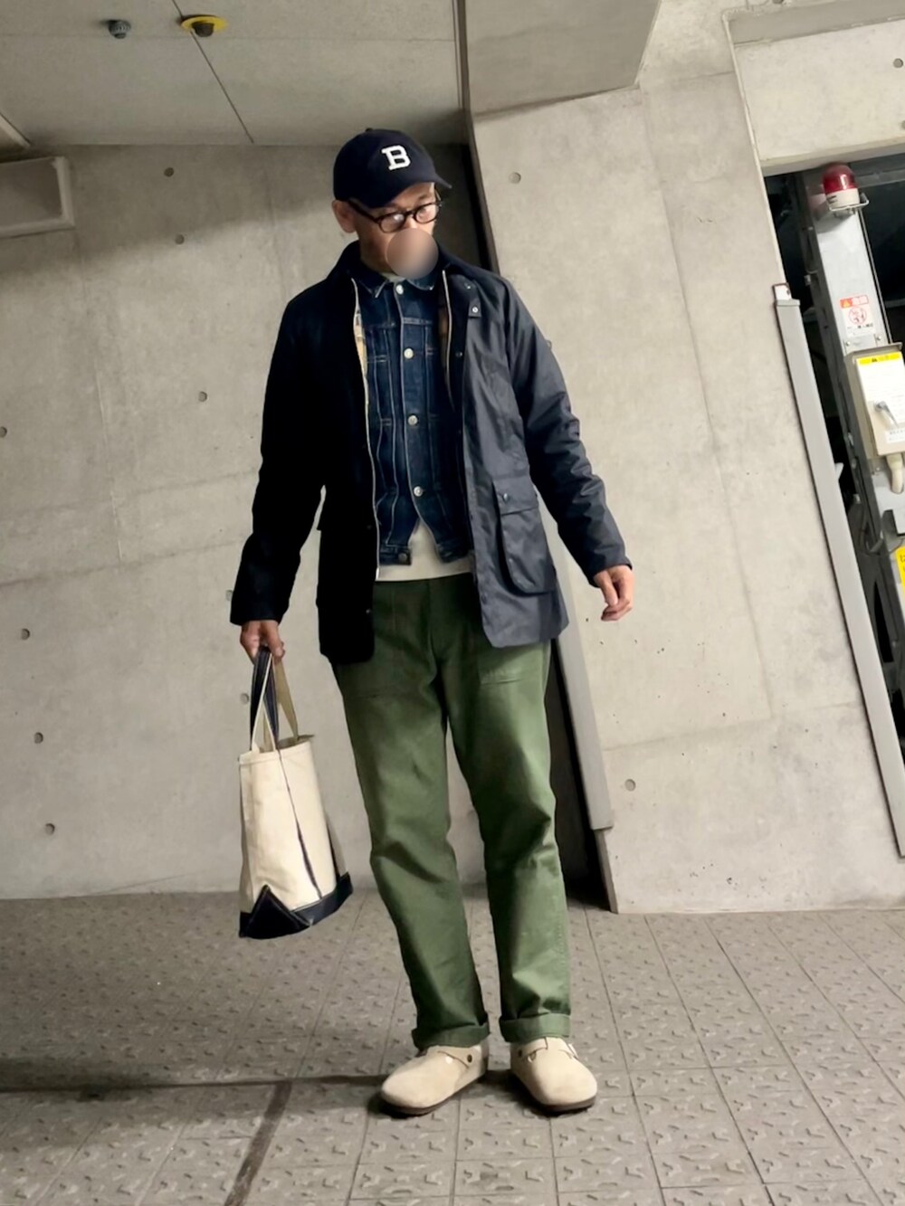 ブルー系のブルゾンを着用したメンズの冬コーディネートの3枚目の写真