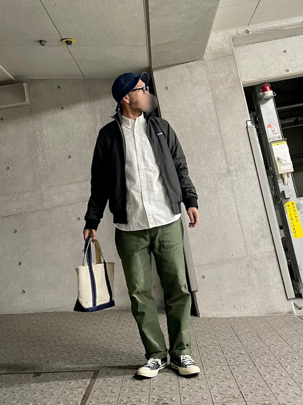 グリーン系のその他パンツを着用したメンズの春コーディネートの2枚目の写真