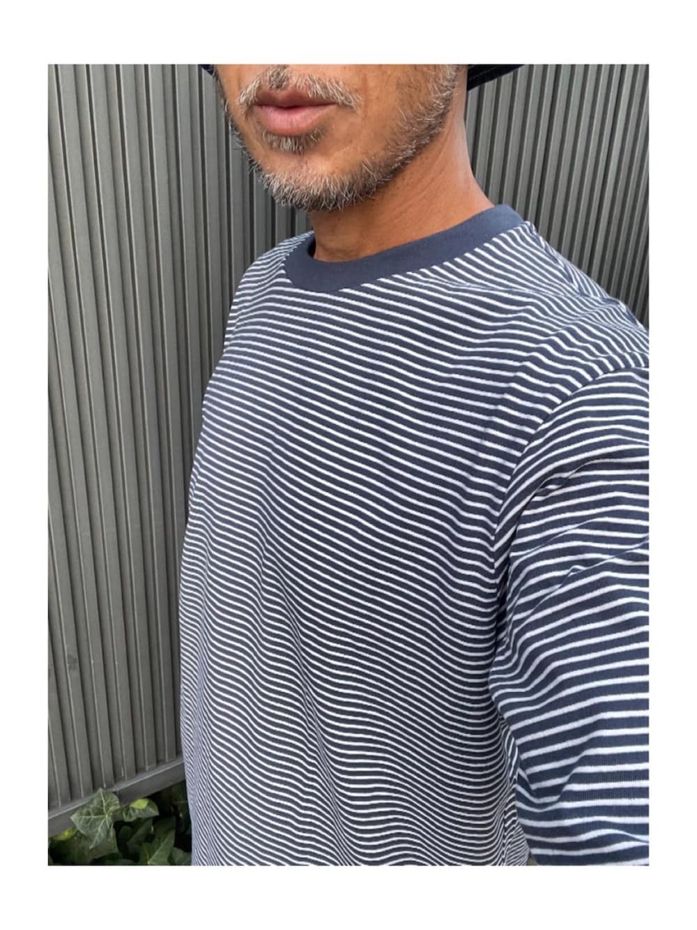 ブルー系のTシャツ/カットソーを着用したメンズの夏コーディネートの2枚目の写真