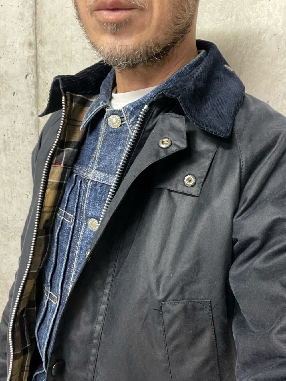 ブルー系のブルゾンを着用したメンズの冬コーディネートの4枚目の写真