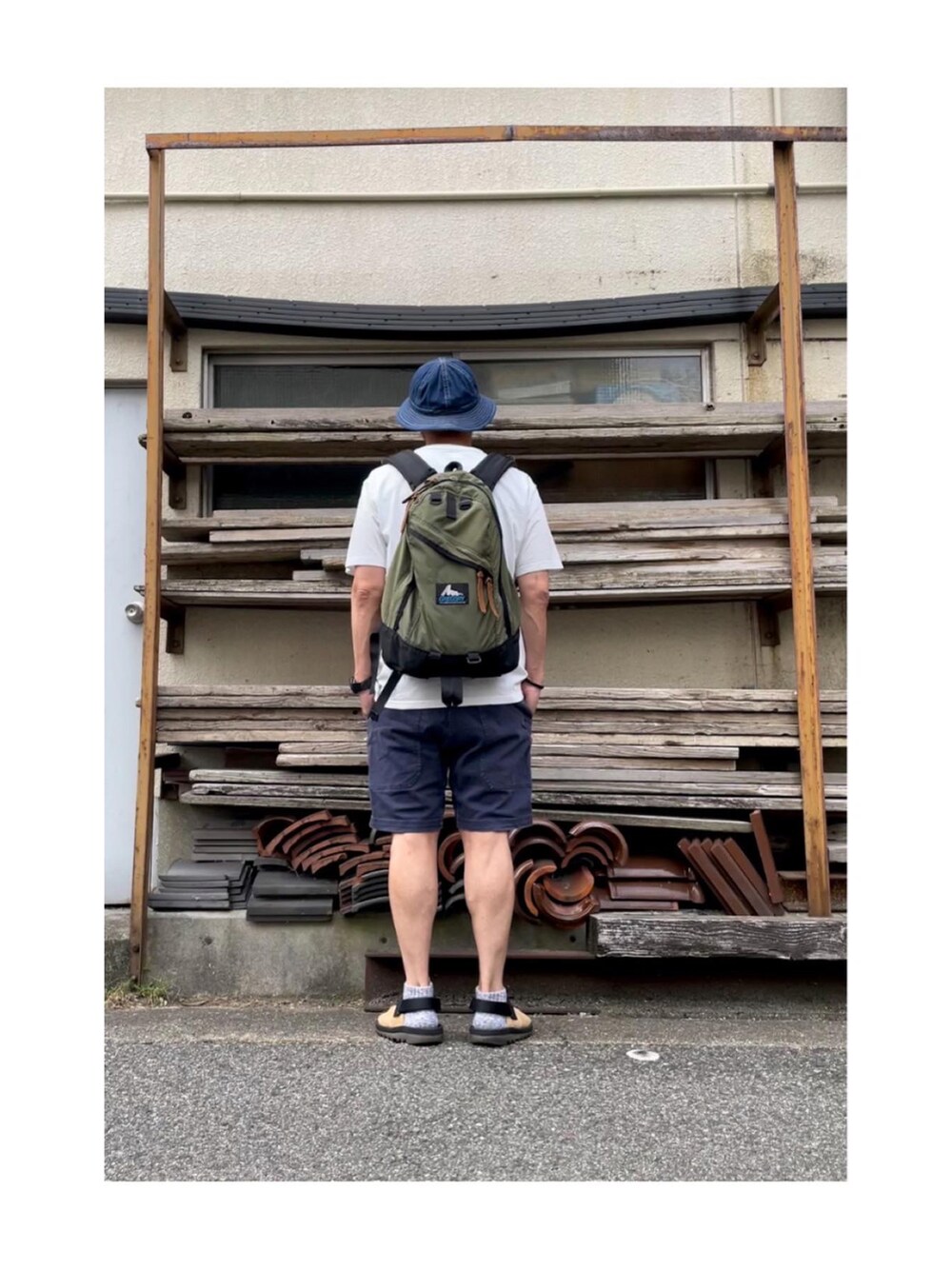 ホワイト系のTシャツ/カットソー、ベージュ系のサンダルを着用したメンズの夏コーディネートの3枚目の写真