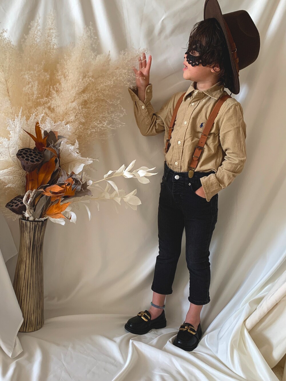 ベージュ系のシャツ/ブラウス、ブラック系のデニムパンツ、ブラック系のローファーを着用したキッズの秋コーディネートの2枚目の写真