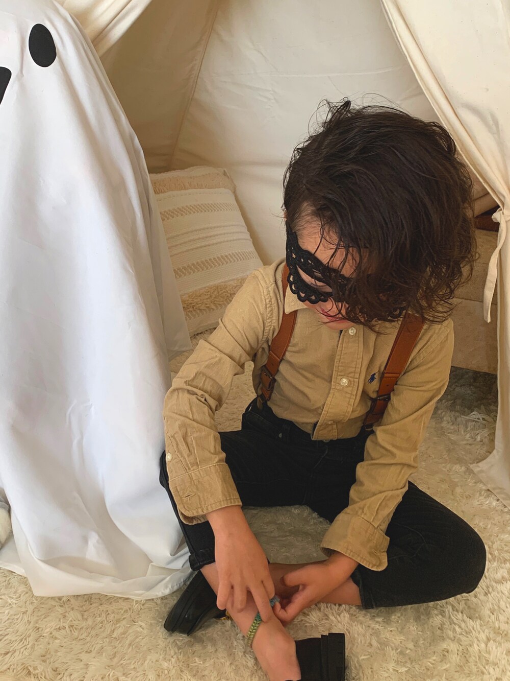 ベージュ系のシャツ/ブラウス、ブラック系のデニムパンツ、ブラック系のローファーを着用したキッズの秋コーディネートの3枚目の写真