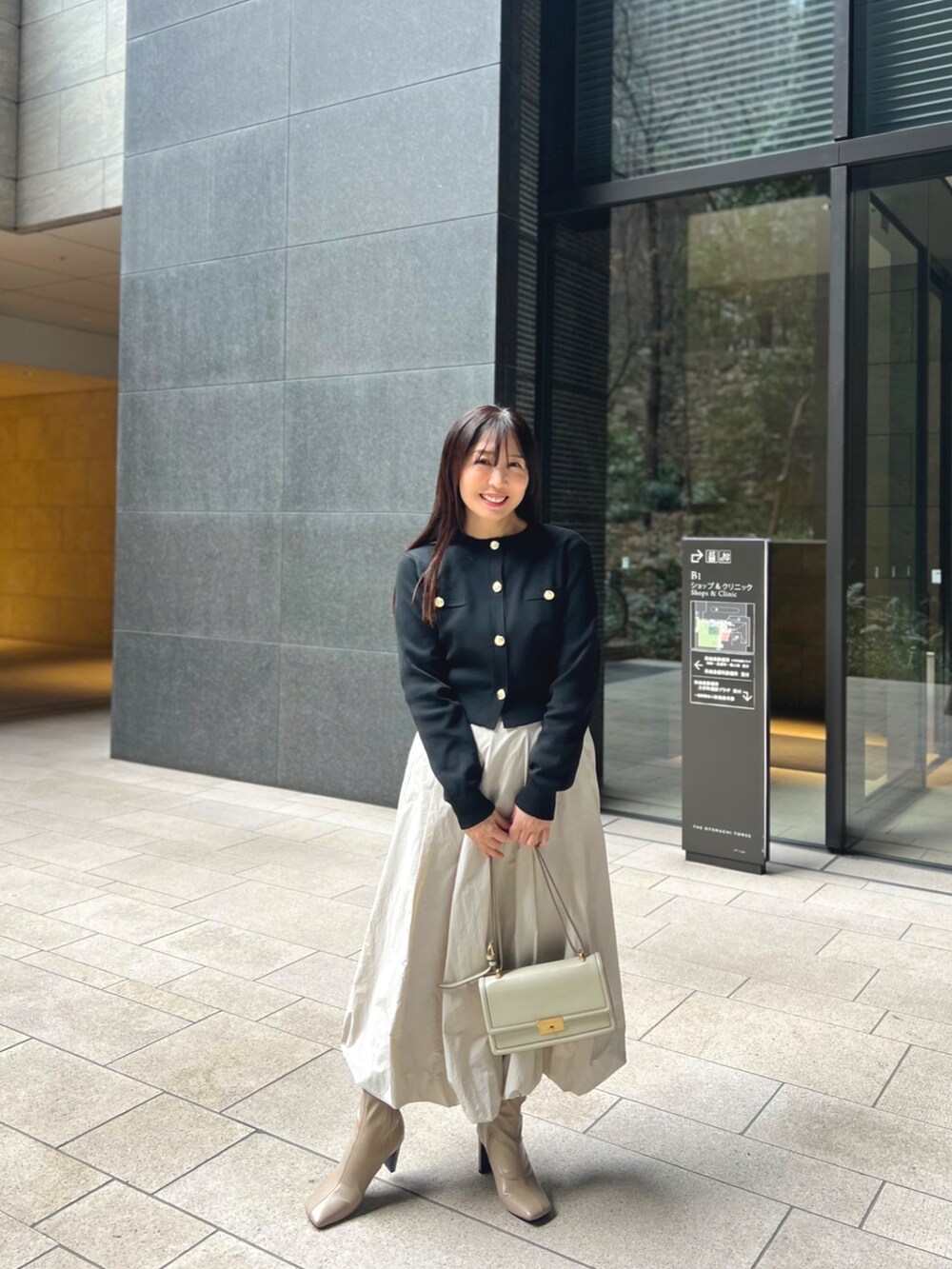 ブラック系のカーディガン/ボレロを着用したレディースの冬コーディネートの4枚目の写真