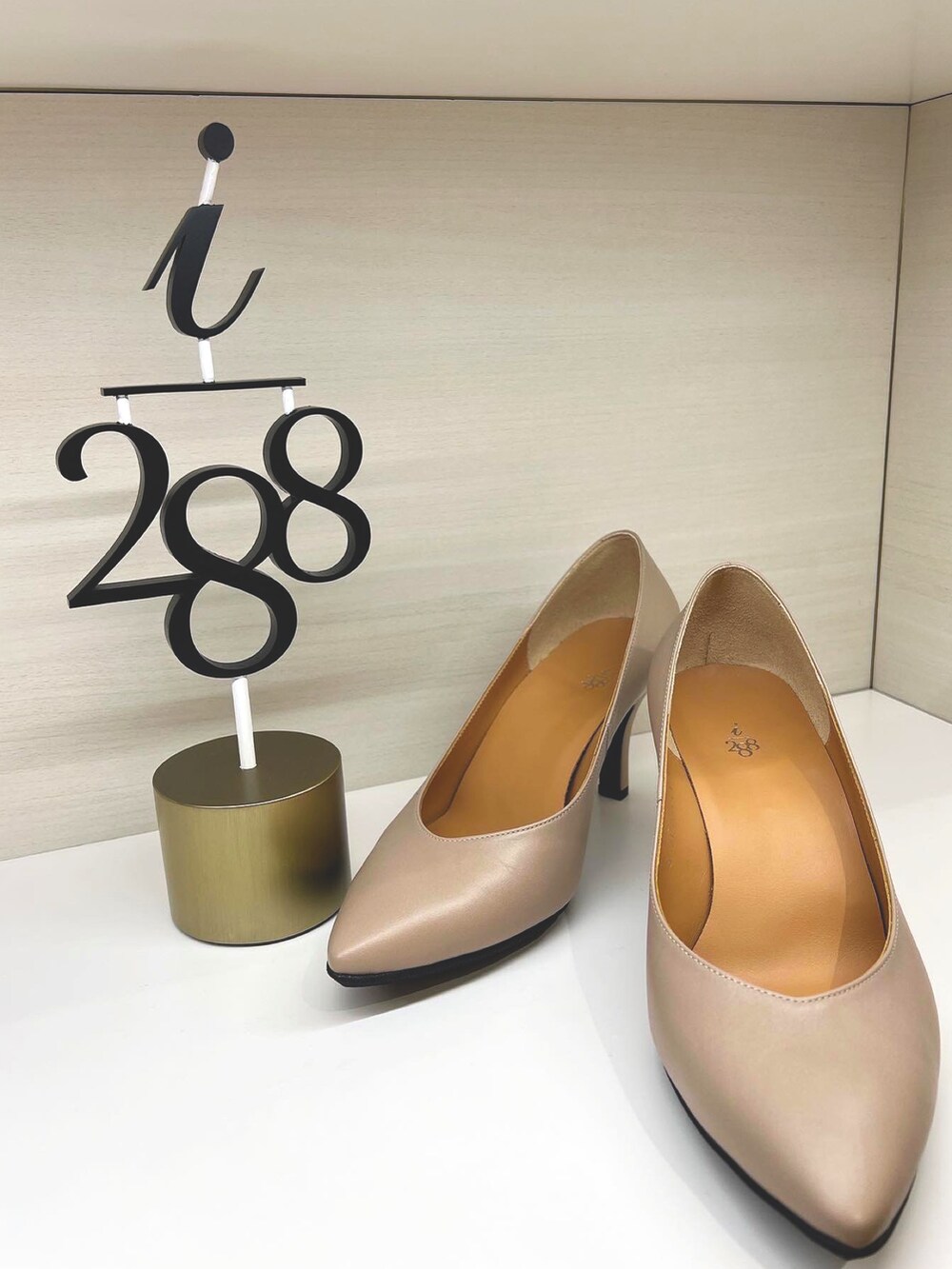 ホワイト系のスカート、ホワイト系のシャツ/ブラウスを着用したレディースの春コーディネートの5枚目の写真