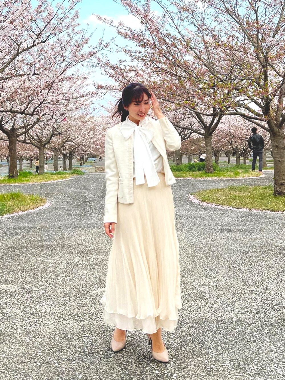 ホワイト系のスカート、ホワイト系のシャツ/ブラウスを着用したレディースの春コーディネートの2枚目の写真